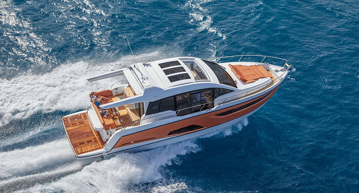 The dynamic hull design blends with the deck and roof design seamlessly.