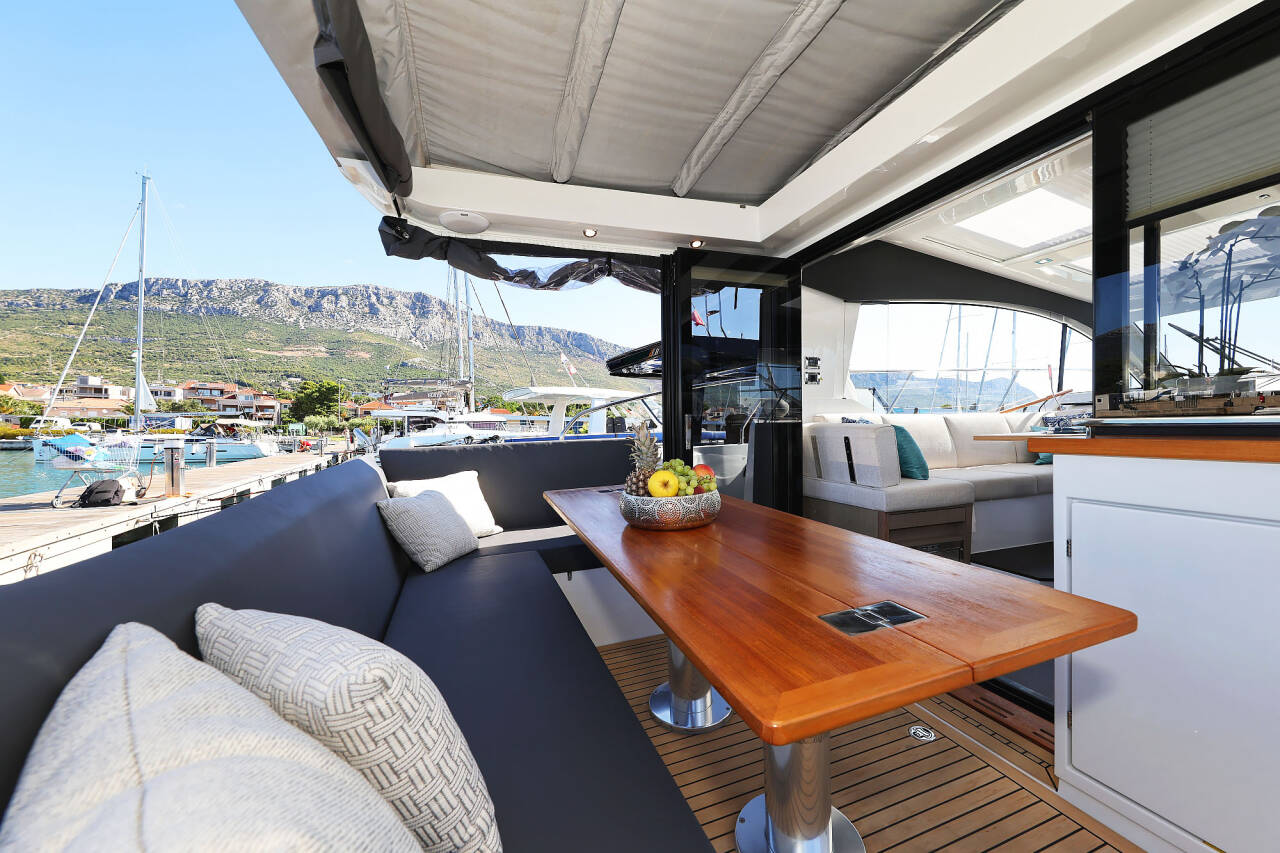 Sealine C390 Tireless