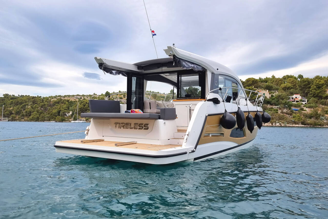 Sealine C390 Tireless